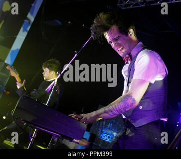 Brian Urie mit Panik an der Disco führt in Konzert im Pompano Beach Amphitheater in Pompano Beach, Florida am 29. Mai 2011. Stockfoto