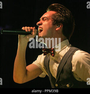 Brian Urie mit Panik an der Disco führt in Konzert im Pompano Beach Amphitheater in Pompano Beach, Florida am 29. Mai 2011. Stockfoto