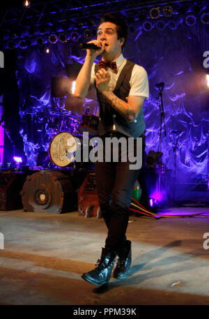 Brian Urie mit Panik an der Disco führt in Konzert im Pompano Beach Amphitheater in Pompano Beach, Florida am 29. Mai 2011. Stockfoto