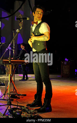 Brian Urie mit Panik an der Disco führt in Konzert im Pompano Beach Amphitheater in Pompano Beach, Florida am 29. Mai 2011. Stockfoto