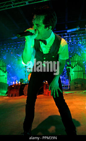 Brian Urie mit Panik an der Disco führt in Konzert im Pompano Beach Amphitheater in Pompano Beach, Florida am 29. Mai 2011. Stockfoto