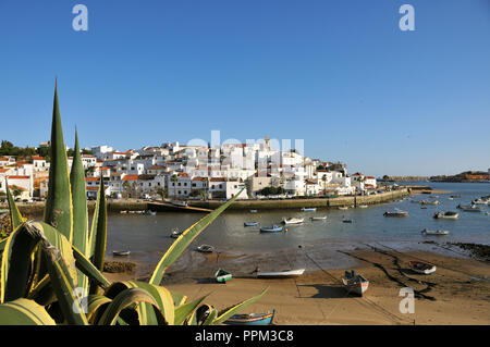 Ferragudo, einem kleinen Fischerdorf. Algarve, Portugal Stockfoto