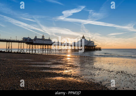 Am frühen Morgen in Eastbourne Pier, in der Grafschaft East Sussex, an der Südküste von England in Großbritannien. Stockfoto