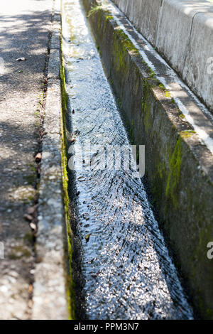 Sauberes Wasser Streaming in concreate kleine Drainage im Sommer Stockfoto