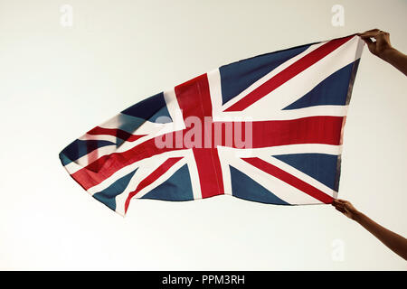 Winkende britische Flagge in den blauen Himmel, Union Jack Flagge Stockfoto