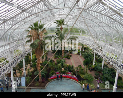 Die riesigen und wunderschönen Glasdach, das die enorme Glass House, die als Wintergärten, die an der Rückseite des Peoples Palace Museum auf Glasgow Green in Glasgow sitzt bekannt ist. Stockfoto