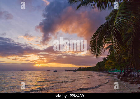 Ein farbenfroher Sonnenuntergang am Grand Anse auf Praslin. Stockfoto