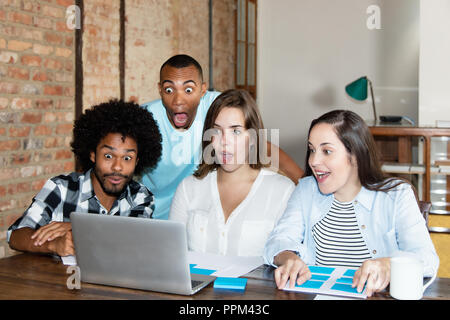 Überrascht und schockiert Programmierer bei der Arbeit in einem stilvollen hipster Büro Stockfoto