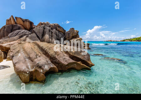 Riesige Granitfelsen liegen an der Anse Cocos auf La Digue und eine einzigartige Landschaft. Stockfoto