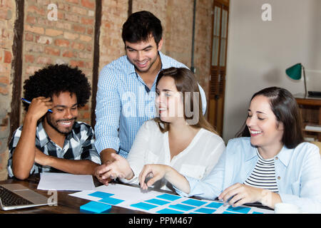 Mannschaft der internationalen Freiberufler bei der Arbeit in einem stilvollen hipster Büro Stockfoto