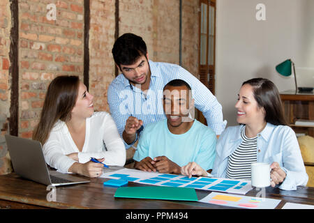 Start Business Team bei der Arbeit in einem stilvollen hipster Büro Stockfoto