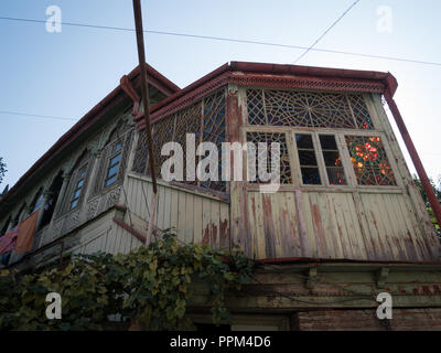 Von aussen ein Gebäude mit kunstvollen Glasfenster in Tiflis, Georgien. Stockfoto