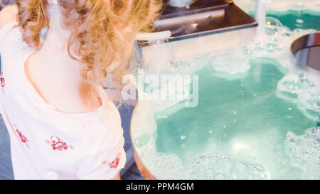 Kinder Wissenschaft mit Blasen an den lokalen Science Museum. Stockfoto