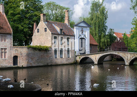 Minnewater und seinen schönen Park sind der Eingang zu der schönen Stadt Brügge. Minnewater See oft als "Die See der Liebe' Stockfoto