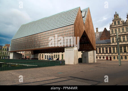 Neue Halle in Gent, die aussieht wie ein uplifted Scheune und ein einundzwanzigste Jahrhundert Tuchhallen, war zu ähneln, die genau das gebaut. Stockfoto