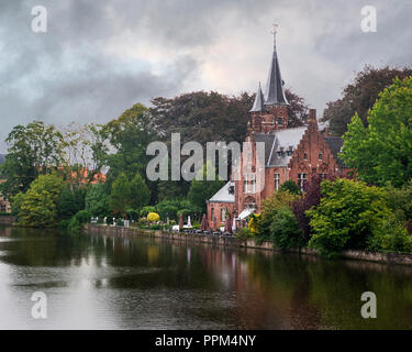 Minnewater und seinen schönen Park sind der Eingang zu der schönen Stadt Brügge. Minnewater See oft als "Die See der Liebe' Stockfoto