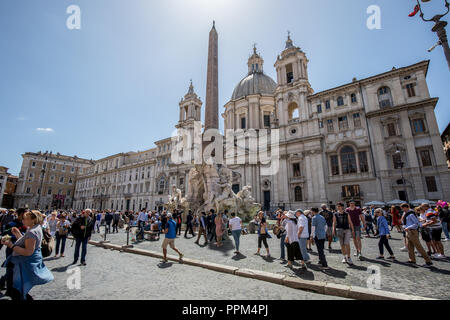 Touristen, die in Sant'Agnese in der Piazza Navona Stockfoto