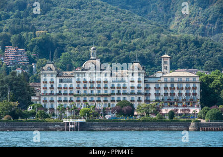 Stresa, Lago Maggiore, Italy-August 30,2018: Grand Hotel Des Iles Borromees und Stresa Damm, Blick vom See. Stockfoto