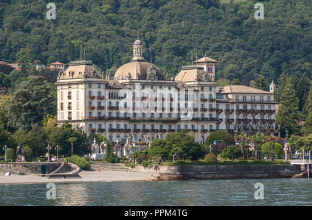 Stresa, Lago Maggiore, Italy-August 30,2018: Grand Hotel Des Iles Borromees und Stresa Damm, Blick vom See. Stockfoto