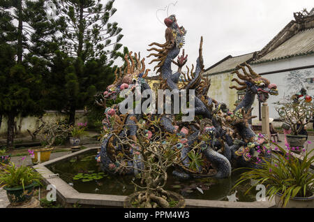 Hoi an, Vietnam - 7. Januar 2015: Skulpturen am Hoi Quan Quang Trieu Drachentempels (Kantonesisch Assembly Hall), Hoi an, Vietnam Stockfoto