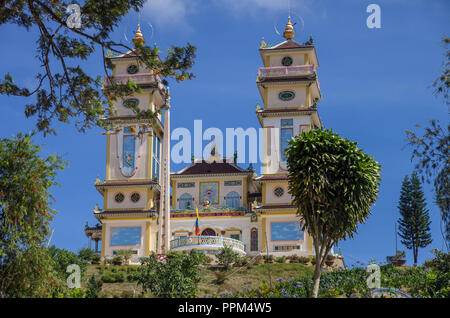 Türme der Thanh, da Phuoc auf blauen Himmel Hintergrund. Malerischer Blick auf den Tempel der Cao Dai religion Anhänger in Dalat (Da Lat), Vietnam. Dal Stockfoto