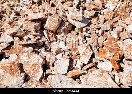 Teil einer Stein Steinhaufen für Bau- und Felsbrocken aufgeschichtet, bis zu schließen. Braun Granit. Einen großen Haufen von Kalkstein im Steinbruch. Stapel von Kies. Stockfoto