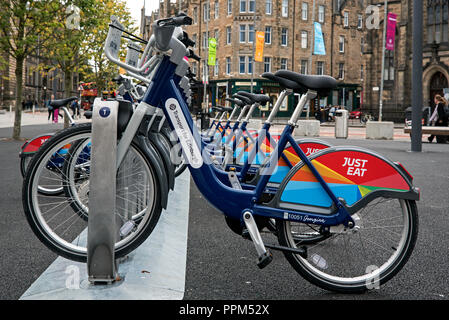 Ein Rack mit nur Essen, Zyklen bei bristo Square im Herzen von der Universität von Edinburgh. Stockfoto