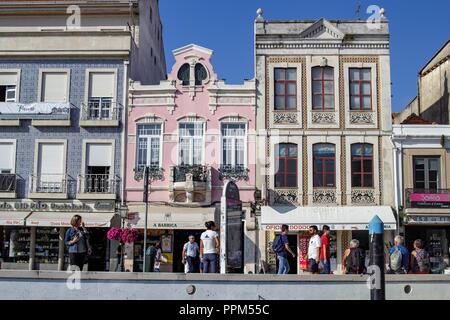 Aveiro, Portugal. Einige der alten und ungewöhnlichen Bauweisen und Ladenfronten in Aveiro, Portugal. Stockfoto