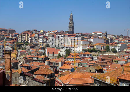 Porto, Portugal die beeindruckenden bunten Dächer von Porto, Portugal mit dem Clerigos Turm im Hintergrund. Der Turm ist Teil der Kirche von Clérigos. Stockfoto