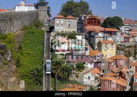 Porto, Portugal.die Guindais Funicular, eingeweiht 2004 und ist 281 Meter lang. Zwei Fahrzeuge sind im Einsatz mit einer Kapazität von je 25 Personen. Stockfoto