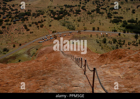 Climbing Uluru, Ayers Rock, Uluru Kata Tjutas National Park, Australien Stockfoto