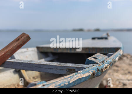 Die Detailtreue der alten, verlassenen Fischerboot links an der Küste Stockfoto