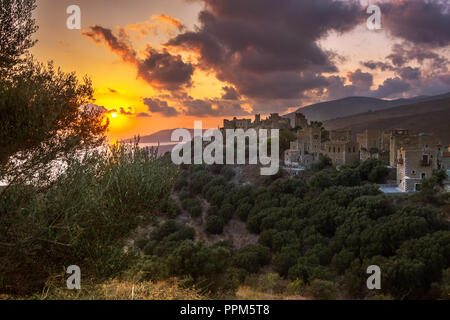 Blick auf die malerischen mittelalterlichen Dorf Vatheia mit Türmen, Lakonien, Peloponnes, Griechenland. Stockfoto