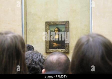 Leonardo da Vinci's "Mona Lisa" im Louvre Museum in Paris, Frankreich. Die Malerei ist eine der weltweit bekanntesten. Stockfoto