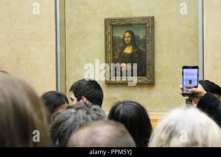 Leonardo da Vinci's "Mona Lisa" im Louvre Museum in Paris, Frankreich. Die Malerei ist eine der weltweit bekanntesten. Stockfoto