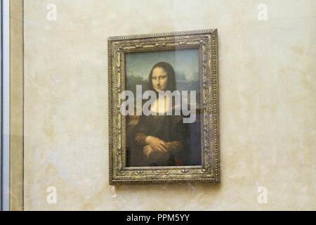 Leonardo da Vinci's "Mona Lisa" im Louvre Museum in Paris, Frankreich. Die Malerei ist eine der weltweit bekanntesten. Stockfoto