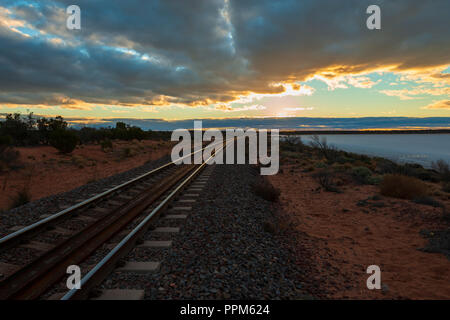 Central Australian Railway führt am Ufer des Salzsees Gairdner entlang. Bei Sonnenuntergang. Australien Stockfoto