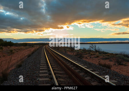 Central Australian Railway führt am Ufer des Salzsees Gairdner entlang. Bei Sonnenuntergang. Australien Stockfoto