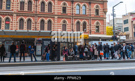 Bus Stopp im Beehive Ecke, King William Street,, die Rundle Mall, Adelaide, South Australia Stockfoto