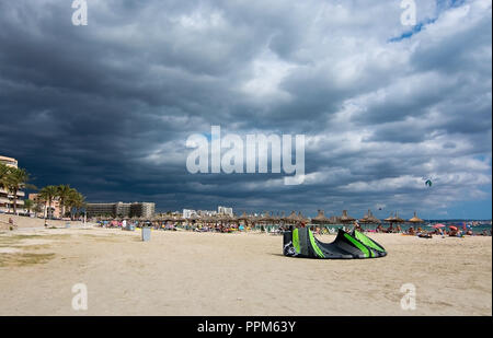 MALLORCA, SPANIEN - 1. SEPTEMBER 2018: Can Pastilla Strand Promenade und Sandstrand mit Besuchern und Wolken an einem sonnigen Tag am 1. September 2018 in der Mall Stockfoto