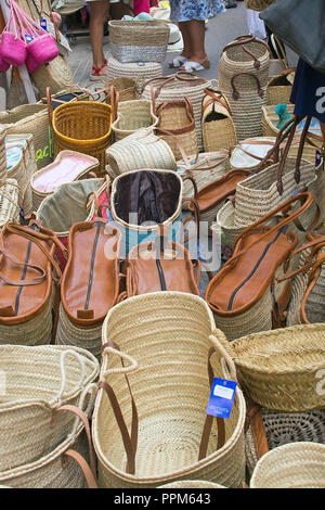 MALLORCA, SPANIEN - 5. SEPTEMBER 2018: die Körbe auf Anzeige im Sineu Markt an einem sonnigen Tag am 5. September 2018 auf Mallorca, Spanien. Stockfoto