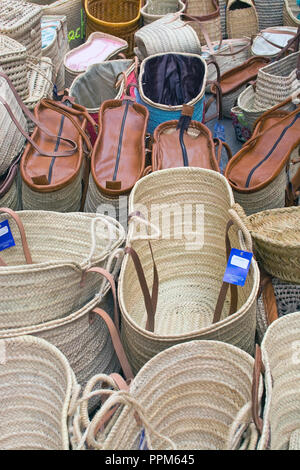 MALLORCA, SPANIEN - 5. SEPTEMBER 2018: die Körbe auf Anzeige im Sineu Markt an einem sonnigen Tag am 5. September 2018 auf Mallorca, Spanien. Stockfoto