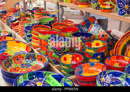 MALLORCA, SPANIEN - 5. SEPTEMBER 2018: Mallorquinische Steinzeug in farbenfrohen Designs in der Sineu Markt an einem sonnigen Tag am 5. September 2018 auf Mallorca, Wellness Stockfoto