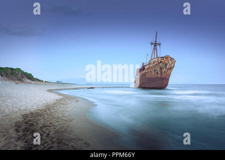 Griechische Küste mit den berühmten rostigen Schiffswrack in Glyfada Beach in der Nähe von Gythio, Gythio Lakonia Peloponnes Griechenland. Stockfoto