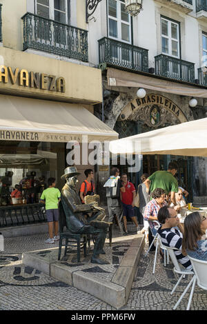 Lissabon, Portugal, September 01, 2018: Eine bronzene Statue des Dichters Fernando Pessoa vor dem Café A Brasileira Café, kultigen Café in Lissabon Stockfoto