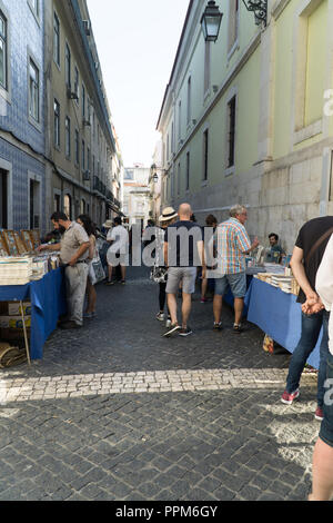 Lissabon, Portugal, September 01, 2018: Rua Anchieta Wochenende Buchmarkt Stadtteil Chiado. Stockfoto