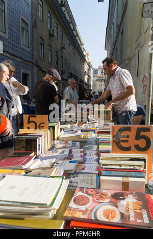 Lissabon, Portugal, September 01, 2018: Rua Anchieta Wochenende Buchmarkt Stadtteil Chiado. Stockfoto