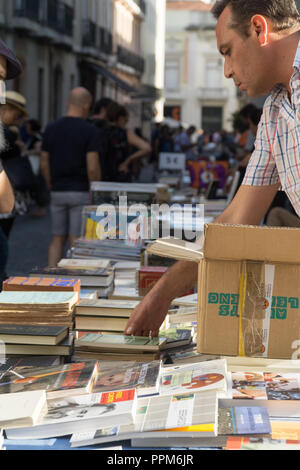 Lissabon, Portugal, September 01, 2018: Rua Anchieta Wochenende Buchmarkt Stadtteil Chiado. Stockfoto