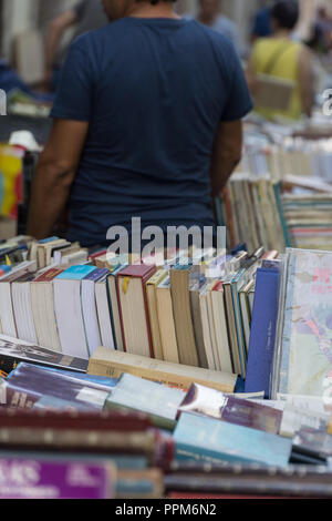 Lissabon, Portugal, September 01, 2018: Rua Anchieta Wochenende Buchmarkt Stadtteil Chiado. Stockfoto