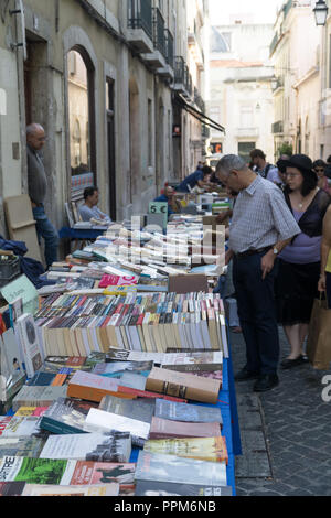 Lissabon, Portugal, September 01, 2018: Rua Anchieta Wochenende Buchmarkt Stadtteil Chiado. Stockfoto